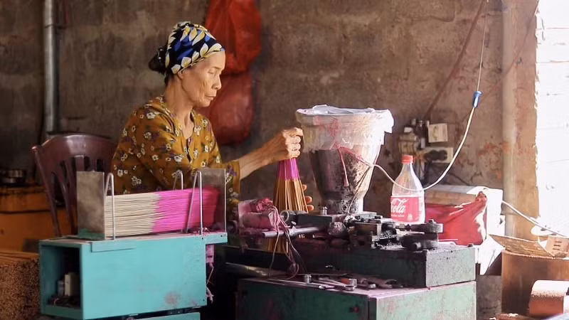 An artisan in Quang Phu Cau Village carefully arrange incense sticks into bundles. 