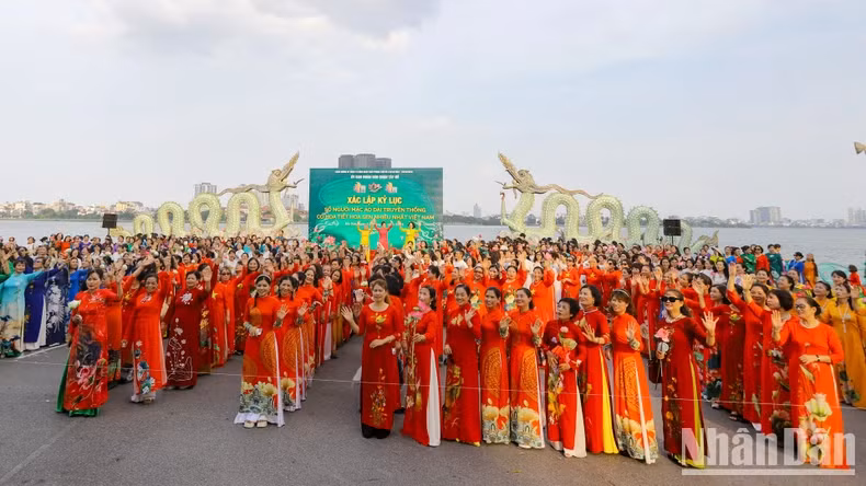 More than 1,000 people, wearing traditional Ao Dai with lotus patterns, set the record for “The largest number of people wearing traditional Ao Dai with lotus motifs in Vietnam”.