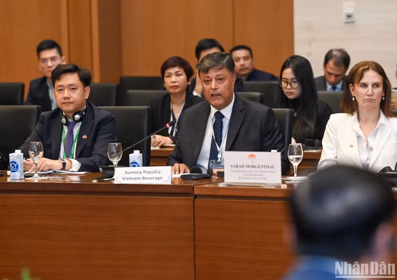 A representative from Suntory PepsiCo Vietnam Beverage speaks at the working session.