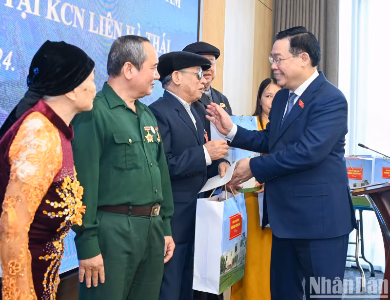 NA Chairman Vuong Dinh Hue presents gifts to policy beneficiaries and poor households at Lien Ha Thai Industrial Park.