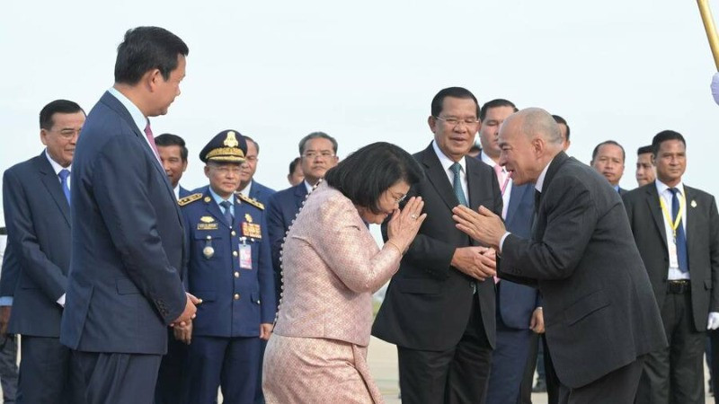 Cambodian leaders welcome King Norodom Sihamoni upon his return after the State visit to Vietnam. (Photo: AKP)