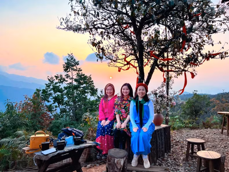 Visitors can enjoy tea marinated with ‘son tra’ flowers while watching the sunset at the only coffee shop on the top of a hill in the village.