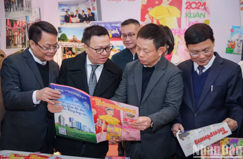 The 2024 Hanoi Spring Press Festival features many impressive pavilions with several beautiful spring publications. The 2024 Hanoi Spring Press Festival features many impressive pavilions with several beautiful spring publications.