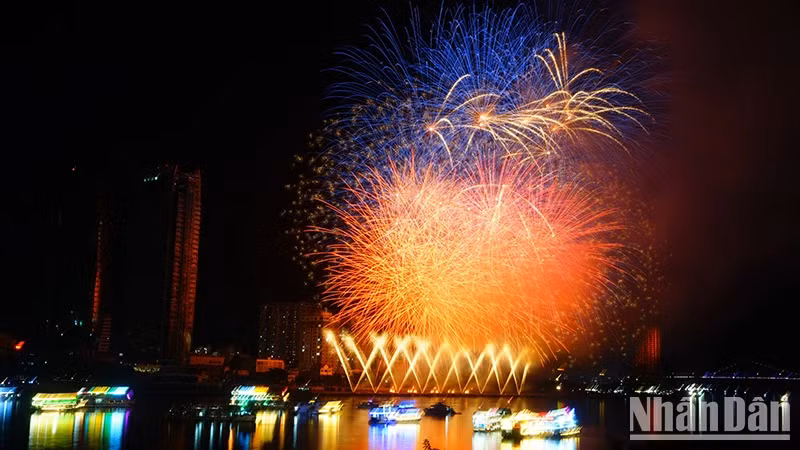The splendid fireworks in the sky, which were reflected on the water’s surface, looked like a natural living kingdom.
