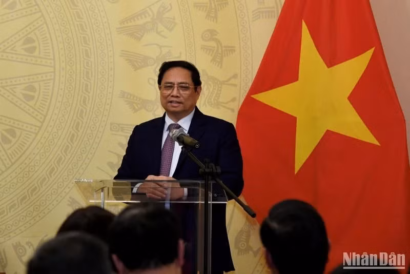 PM Pham Minh Chinh speaks at the meeting with representatives from the Vietnamese community in Hungary in Budapest (Photo: NDO)