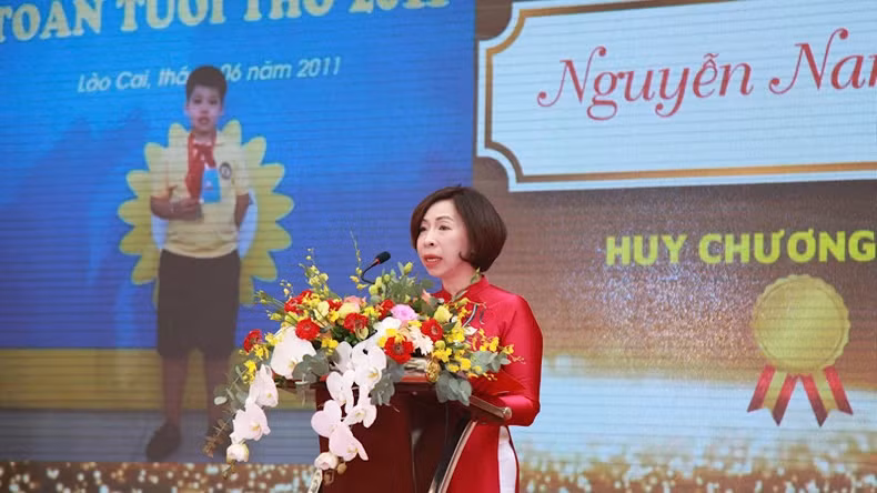 Meritorious Teacher Tran Thi Bich Lien, the Principal of Trang An High-Quality Primary School, speaks at the ceremony.
