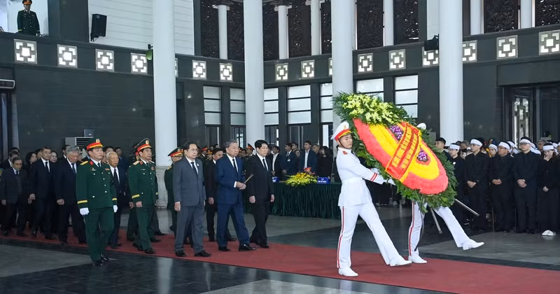 The Communist Party of Vietnam (CPV) Central Committee delegation, led by General Secretary of the CPV Central Committee To Lam, pays tribute to General Nguyen Quyet.