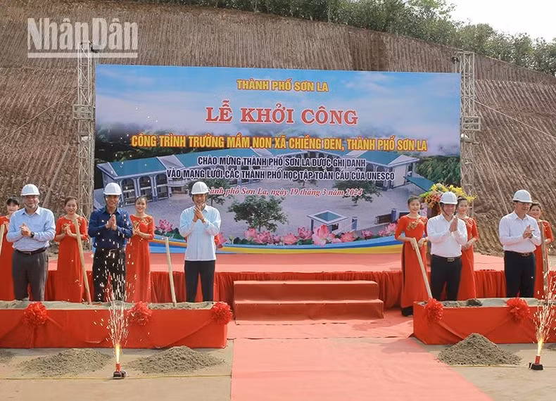 Secretary of Son La City Party Committee Ha Trung Chien and other delegates join an inauguration ceremony for Chieng Le Kindergarten.