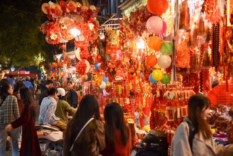 A small trader on Hang Ma Street said: “This year the prices of items here are quite stable like last year, ranging from 50,000 VND to 300,000 VND depending on size and design”. A small trader on Hang Ma Street said: “This year the prices of items here are quite stable like last year, ranging from 50,000 VND to 300,000 VND depending on size and design”.