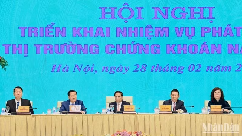 PM Pham Minh Chinh (centre) chairs the conference on this year's stock market development tasks on February 28. (Photo: NDO)