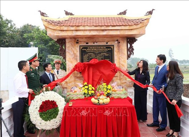 At a ceremony inaugurating the upgraded memorial site for the Vietnamese and Algerian victims of the plane crash on March 8, 1974. (Photo: VNA) 