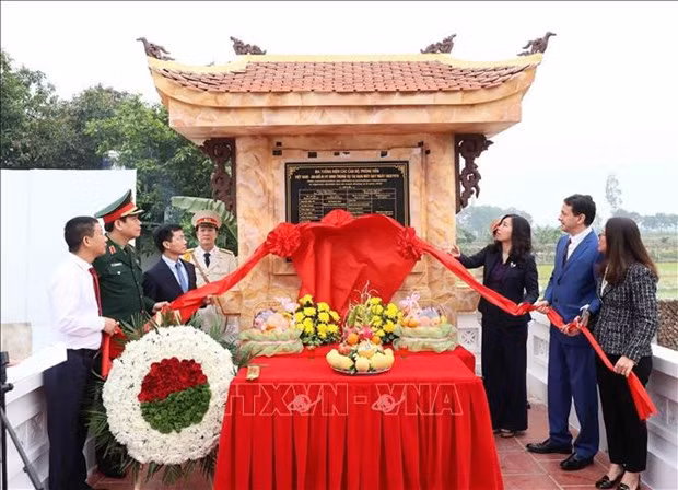 At a ceremony inaugurating the upgraded memorial site for the Vietnamese and Algerian victims of the plane crash on March 8, 1974. (Photo: VNA) 