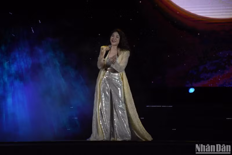 Famous singer My Tam, a daughter of Da Nang, brings emotional moments to the audience at the festival's opening night. (Photo: ANH DAO)