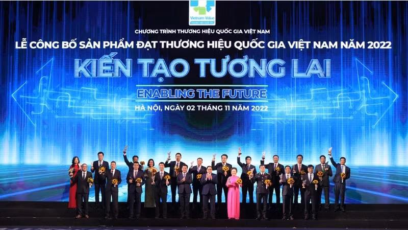 Prime Minister Pham Minh Chinh and enterprises achieving Vietnam National Brand title in 2022. 