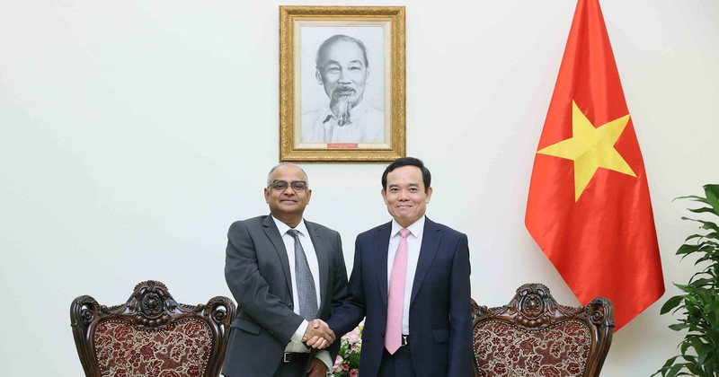 Deputy Prime Minister Tran Luu Quang (R) and ADB Country Director for Vietnam Shantanu Chakraborty. (Photo: VNA)