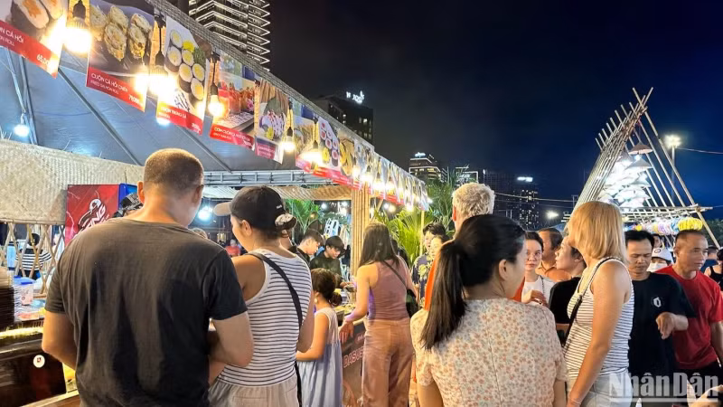 International tourists enjoy the culinary experience at the opening of Enjoy Da Nang 2024. (Photo: ANH DAO)