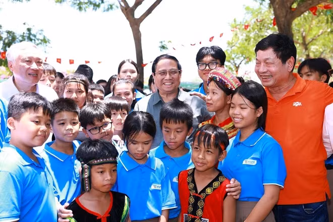 PM Pham Minh Chinh and students of Hope School (Photo: VNA)