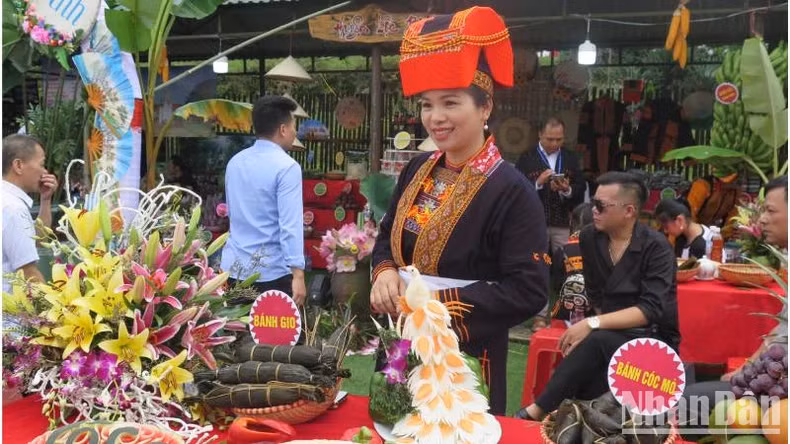 Products from the Dao community in Mau Son are often sold during festivals.