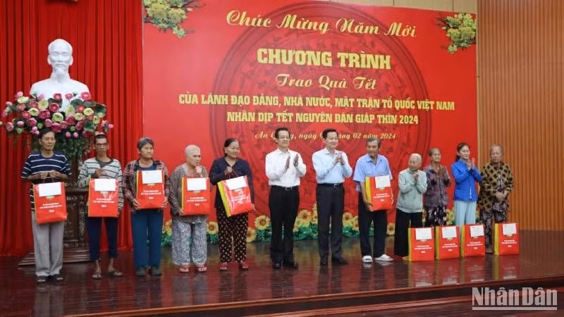 Deputy PM Le Minh Khai presents Tet gifts to poor households. (Photo: NDO)