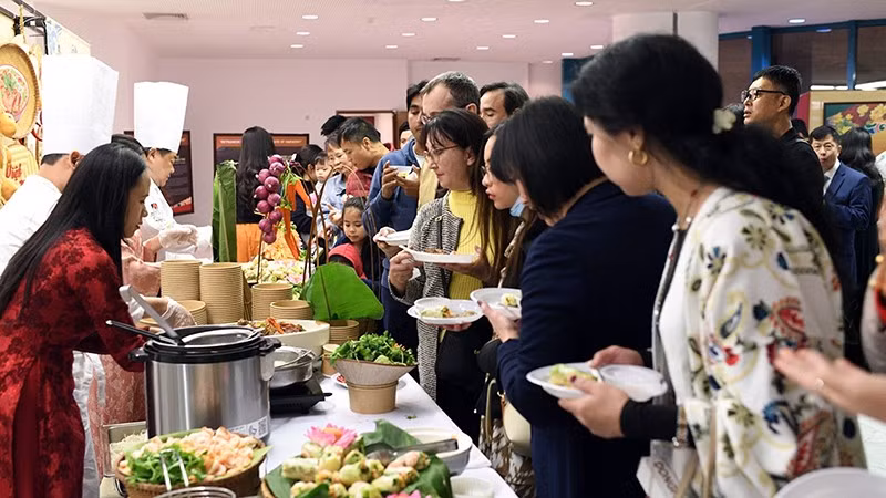 Diners queue to enjoy Vietnamese dishes at the "Vietnam Day in Saudi Arabia" 2024.