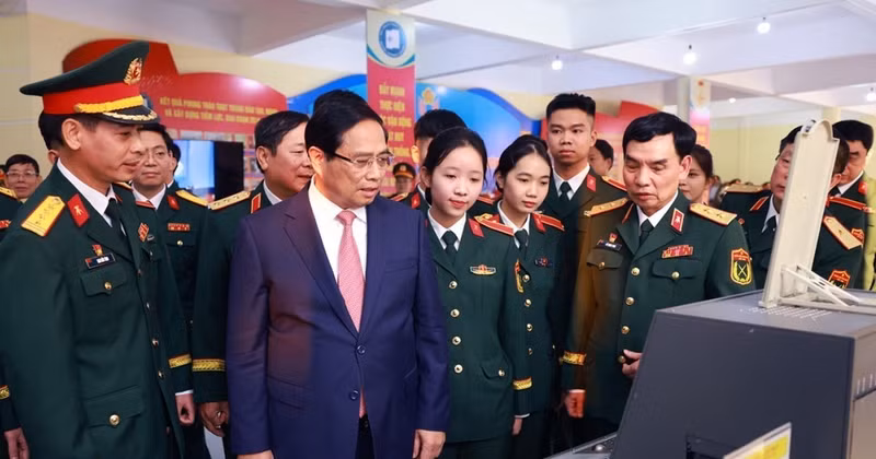 PM Pham Minh Chinh visits the area displaying the MTA's products (Photo: VNA) 