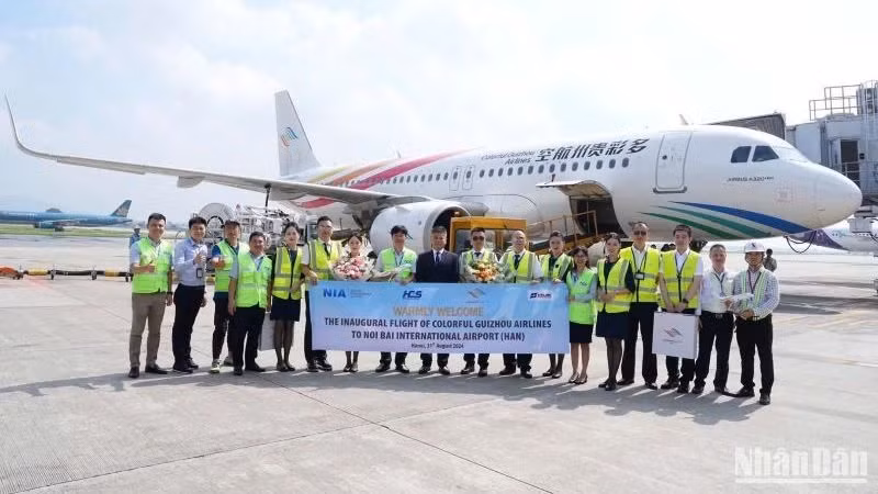 Leaders of Noi Bai International Airport and representatives of units operating at the airport congratulate Colorful Guizhou Airlines on the opening of its new route to Hanoi.