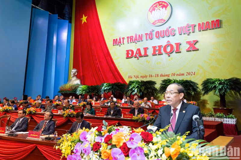 Vice President of the VFF Central Committee Hoang Cong Thuy delivers a speech at the session.