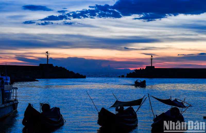 In the afternoon, visitors can head to the island's harbour to witness the breathtaking sunset.