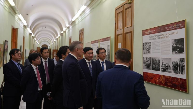 The delegates visit the exhibition. (Photo: XUAN HUNG)