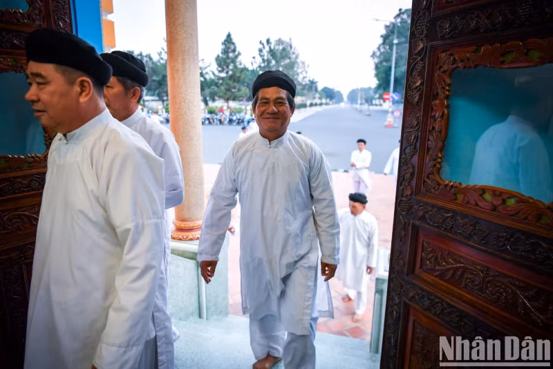 Male followers enter the main hall through the right door.