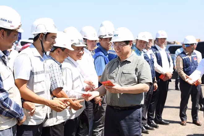 PM Pham Minh Chinh visits the personnel working for the Long Thanh International Airport project on February 13. (Photo: VNA)