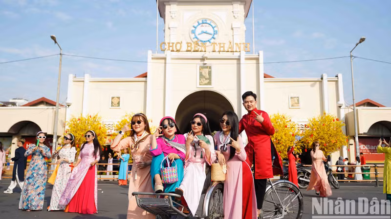 These days, on the central streets of Ho Chi Minh City, the images of men and women wearing Ao Dai makes locals and visitors feel excited as Tet (Lunar New Year) is coming.