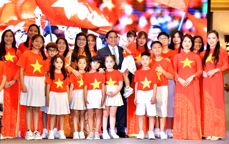 Prime Minister Pham Minh Chinh and his spouse meet representatives of the Vietnamese community in the United Arab Emirates (Photo: NDO)