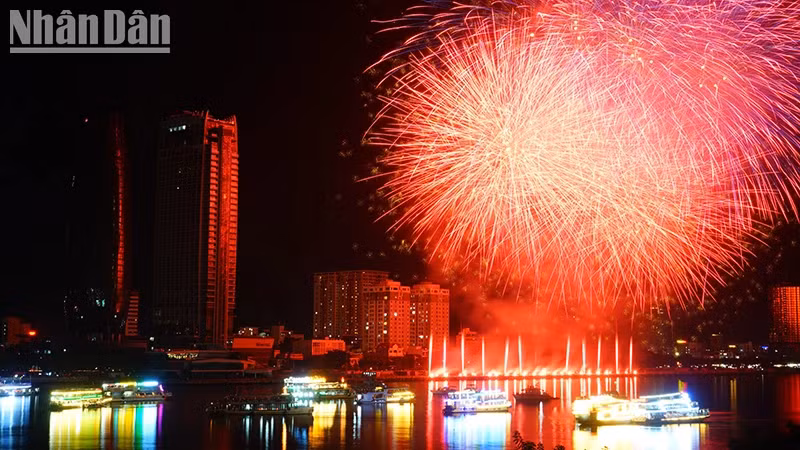 The delicately designed fireworks were shot into the sky, creating a blooming flower cluster.