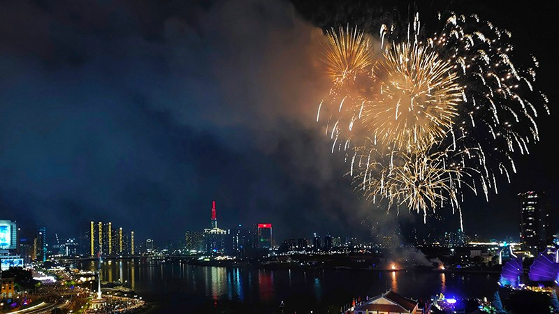 Vibrant fireworks along the Saigon River. (Photo: Dung Phuong)