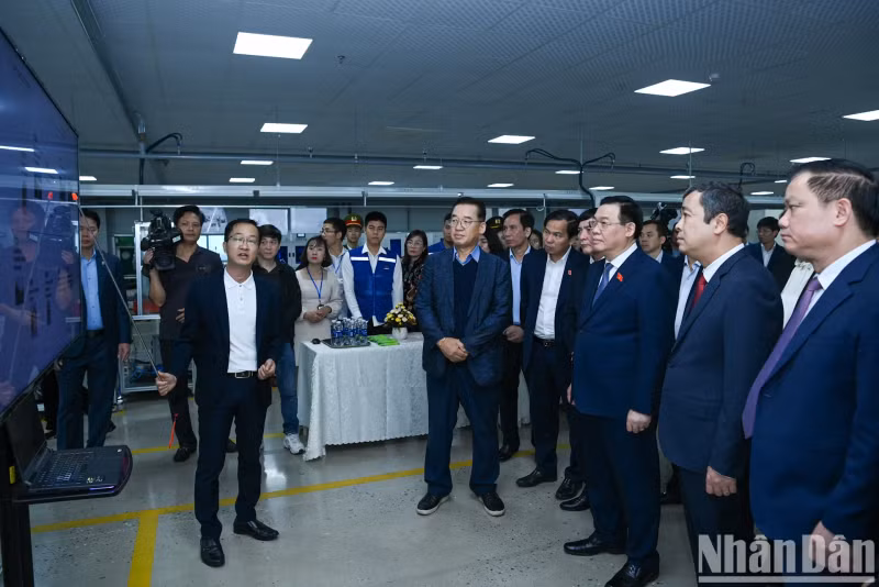 A representative from Ohsung Vina Thai Binh Company introduces the company's production activities to the NA Chairman and the delegation. A representative from Ohsung Vina Thai Binh Company introduces the company's production activities to the NA Chairman and the delegation.