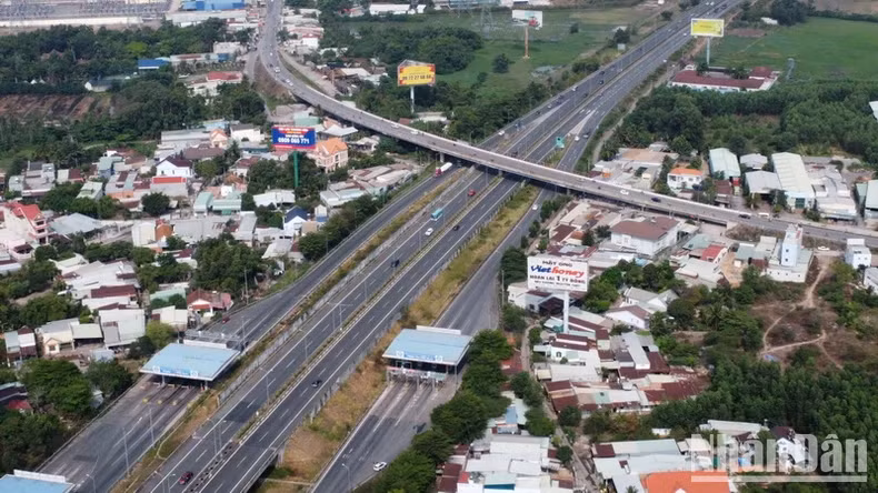 The section of Ho Chi Minh City - Long Thanh - Dau Giay Expressway through Long Thanh District.