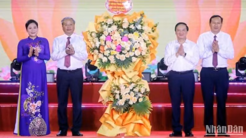 NA Vice Chairman Nguyen Khac Dinh congratulates the Party Committee, authorities, and people of Vu Thu District who are responsible for managing, preserving, and safeguarding the Keo Pagoda Special National Relic Site.