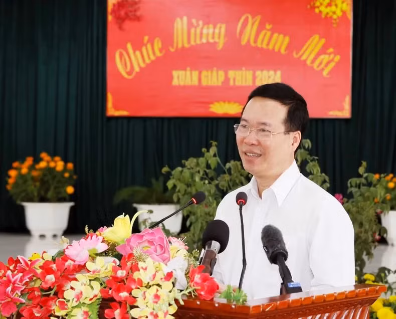 President Vo Van Thuong speaks at the meeting with the officers and soldiers of Regiment 152, Military Region 9. (Photo: VNA)