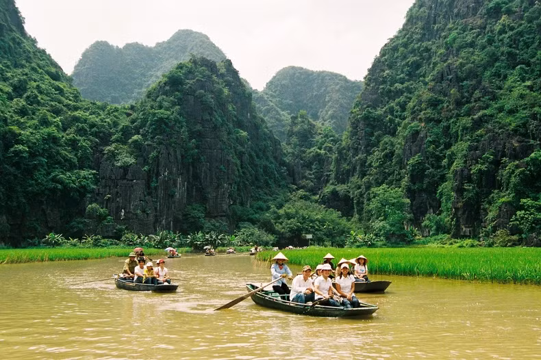 The beauty of Trang An mixed heritage attracts numerous tourists to Ninh Binh. (Photo: Bao Ngoc)