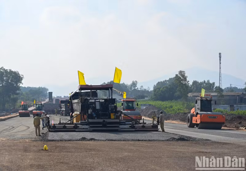 The Bien Hoa-Vung Tau Expressway Construction Project, which has a total length of 53.7 kilometres, was divided into three component projects. The component project, with a length of about 19.5 kilometres and a total expected investment of about 5.190 trillion VND, passes through Ba Ria-Vung Tau Province.
