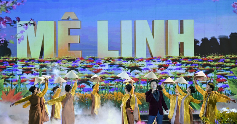 The song “Spring in villages of rice and flowers” is performed by singer Vu Thang Loi.