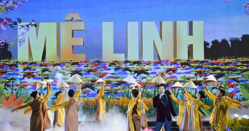 The song “Spring in villages of rice and flowers” is performed by singer Vu Thang Loi.