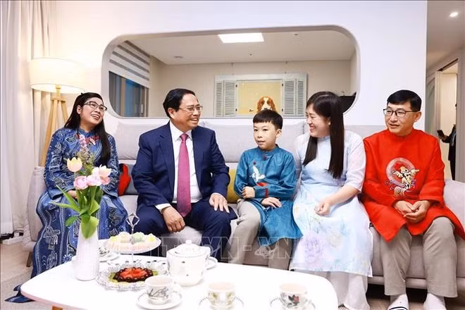 Prime Minister Pham Minh Chinh and his spouse visit the family of Jang Yeong Gak and Vu Thai Linh - a Vietnamese-Korean multicultural family in Osan city, Gyeonggi province. (Photo: VNA)