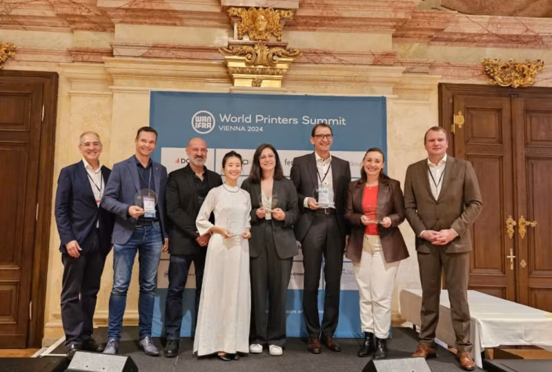 Journalist Thi Uyen from Nhan Dan Newspaper (in white Ao Dai), representing the team of the interactive panorama on the Dien Bien Phu Campaign project, receives the award from the WAN in Vienna (Austria) on October 8.