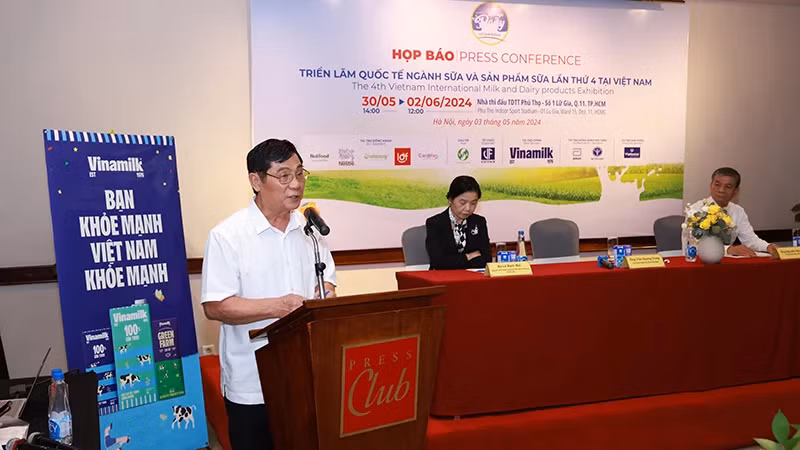 Chairman of the Vietnam Dairy Association (VDA) Tran Quang Trung announces the exhibition at the press conference. 