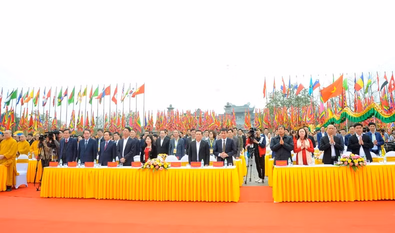All people, including Buddhists and tourists, pray for peace and good weather. (Photo: Xuan Lam)