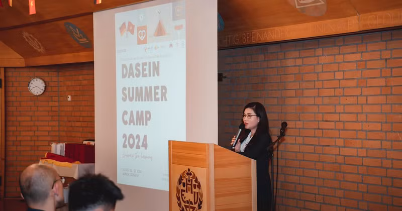 Standing Vice President of the Vietnam National Union of Students Central Committee Ho Hong Nguyen speaks at the event. (Photo: doanthanhnien.vn)