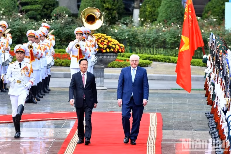 President Vo Van Thuong (L) and German President Frank-Walter Steinmeier at the ceremony held to welcome the latter in Hanoi on January 23. (Photo: NDO)