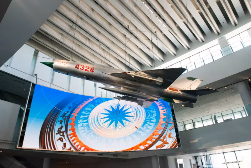 The museum's main hall showcases the "Silver Swallow" MiG-21 aircraft with the identification number 4324, suspended from cables to give the impression of taking off to protect the homeland’s skies. It is complemented by a large LED screen showcasing the beauty of Vietnam and presenting content about the people's history, culture, and traditions.
